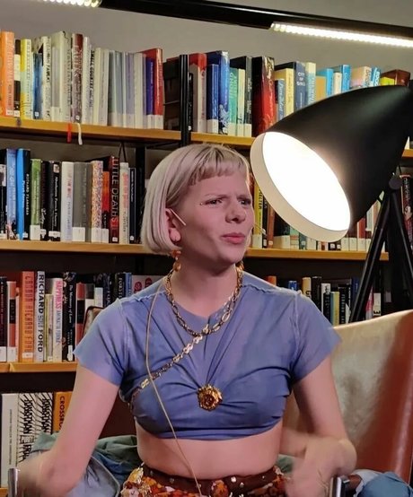 Aurora Aksnes desnudos de estrellas archivo