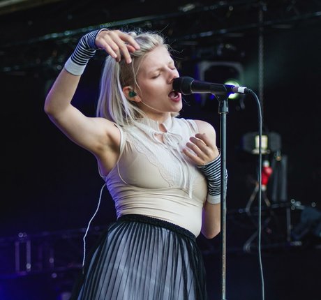 Aurora Aksnes modelo de alta calidad imagen