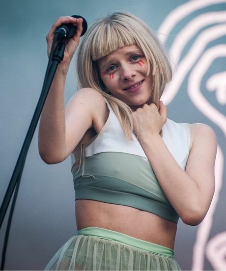 Aurora Aksnes estrella atractiva fotos