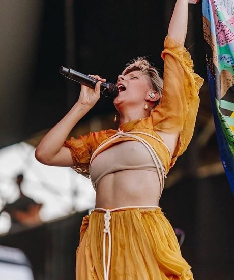 Aurora Aksnes estrella caliente archivo