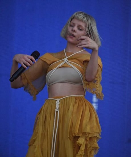 Aurora Aksnes estrella porno adulto imágenes