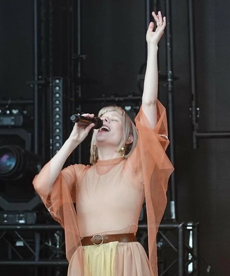 Aurora Aksnes estrella adulta imágenes