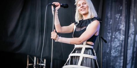 Aurora Aksnes modelo superior foto