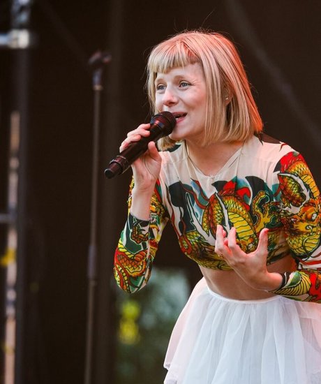 Aurora Aksnes estrella porno bonita imágenes