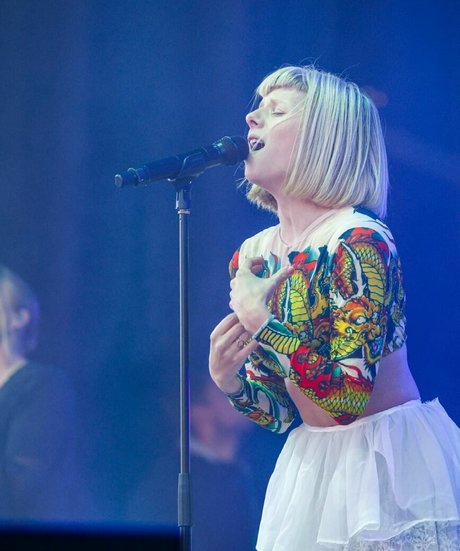 Aurora Aksnes estrella porno gratis archivo