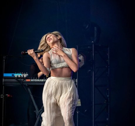 Aurora Aksnes modelo galería