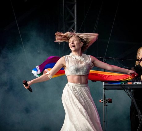 Aurora Aksnes modelo bonita imagen