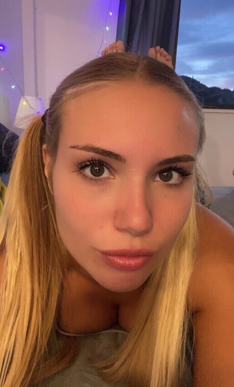 lickandysoles estrella xxx galería