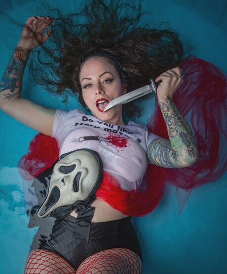 Niki Dysnomia estrella del arte galería