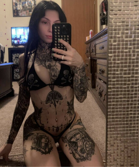 Tyniquewebster hermosa estrella porno fotos