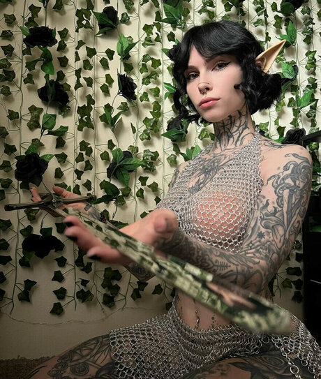 Tyniquewebster estrella porno atractiva imágenes