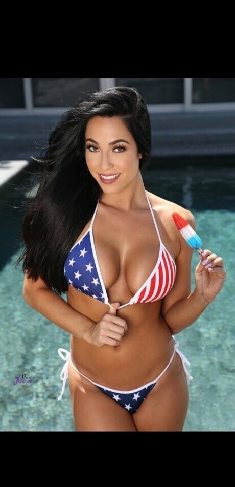 Izzy Davies estrella desnuda archivo