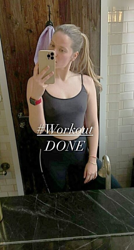 Cheyenne Pahde estrella porno atractiva archivo