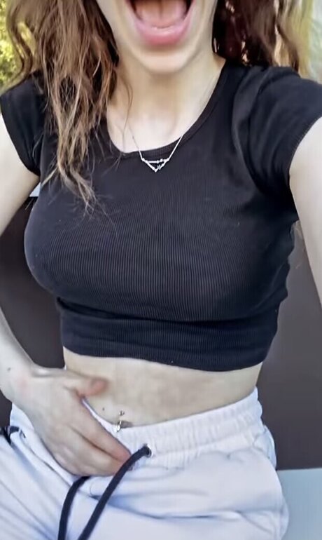 Amira Wirth modelo caliente galerías