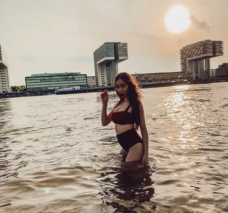 Amira Wirth estrella porno hermosa archivo