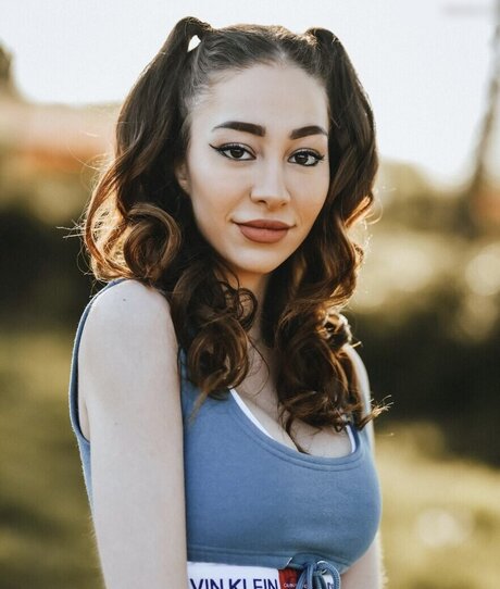 Amira Wirth modelo hd foto