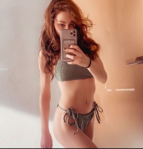 Amira Wirth estrella porno caliente galería