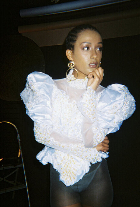 Honnete Bas modelo caliente fotos