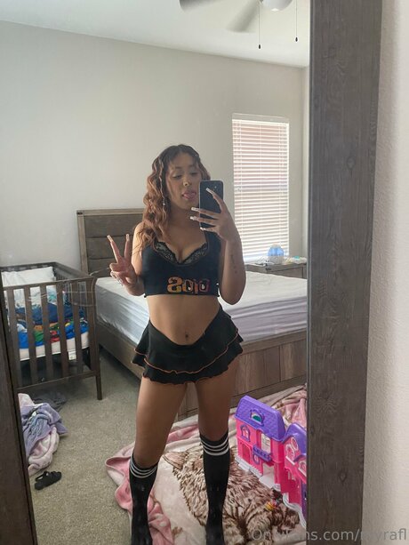 myrafl estrella desnuda foto