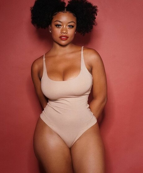 Taylor Banner modelo desnudo archivo