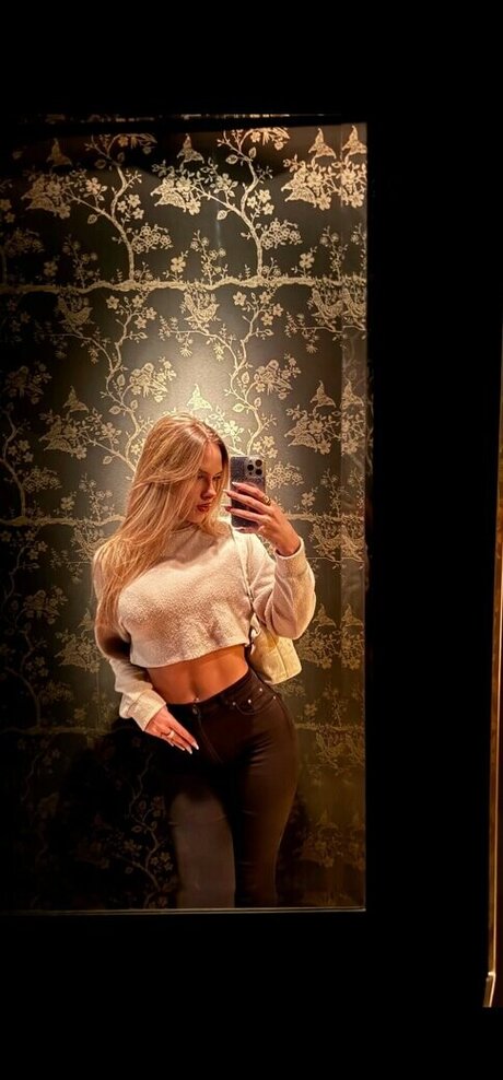 Elisa Pellegrino estrella porno de arte foto