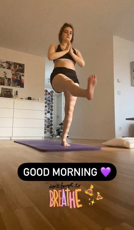 Mondwika estrella porno hermosa galería