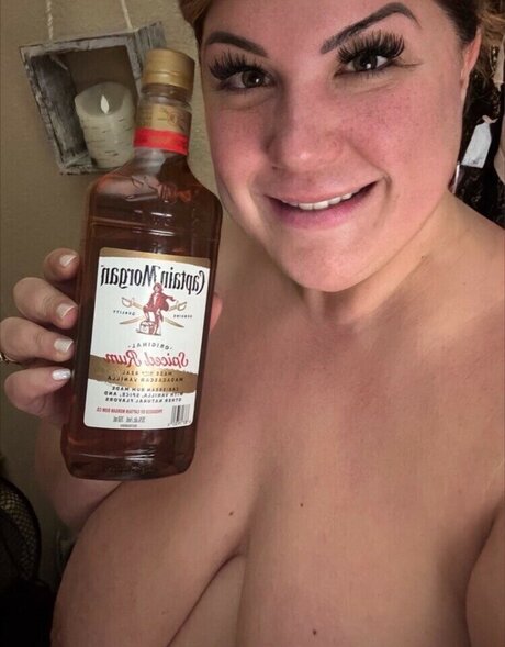 Jade Jenavie actriz atractiva galerías