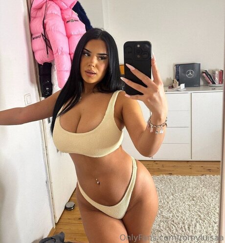 Romy Luisa estrella porno bonita imagen