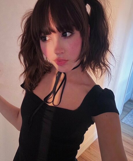 Moongirlevie modelo atractivo imagen