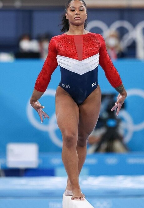 Jordan Chiles modelo desnuda foto