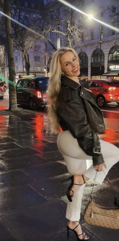 Lucia Leona actriz de arte fotos