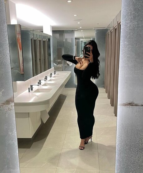 Kiana Dufour modelo desnudo imagen