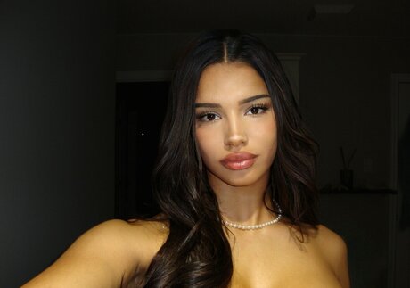 Kiana Dufour modelo adulto foto