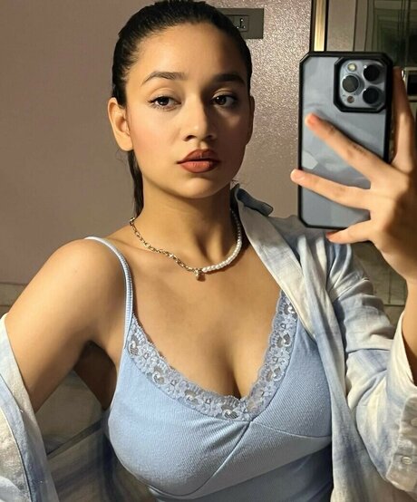 Kashish Mehta modelo superior fotos