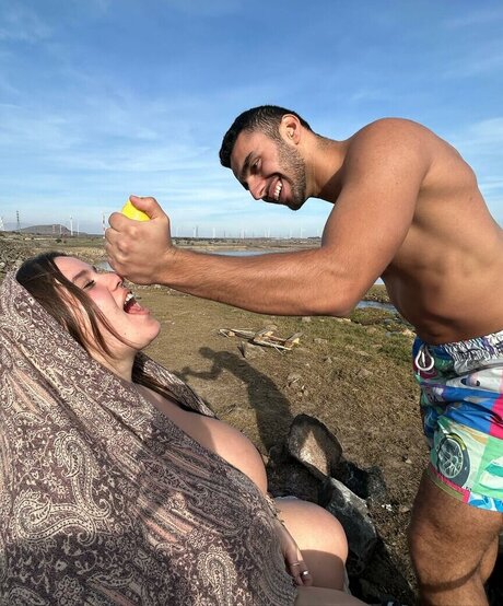 Mikaash modelo de alta calidad galería