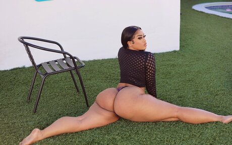 NyNyirene actriz erótica imágenes