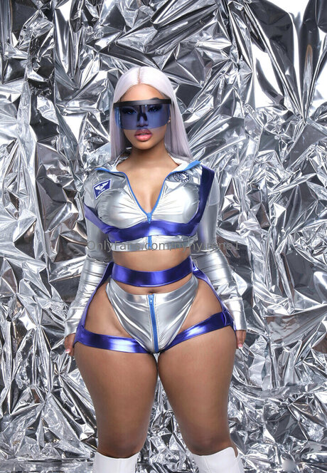 NyNyirene modelo agradable archivo