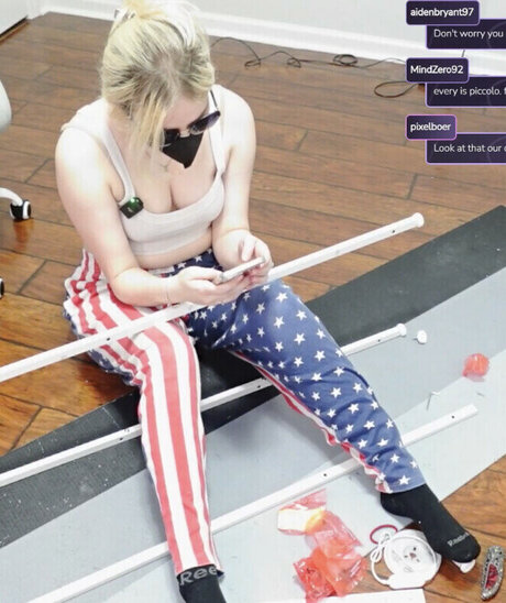 MegalodonVT modelo atractivo fotos