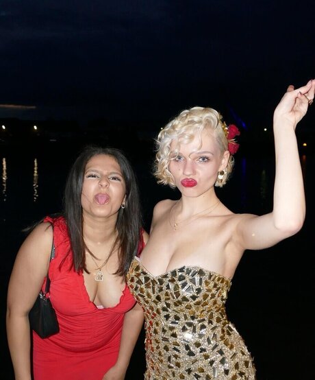 Leni Bahr modelo superior foto