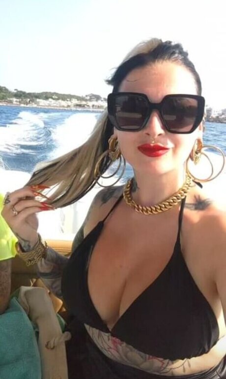 Lyn k44 desnudos de modelos galería