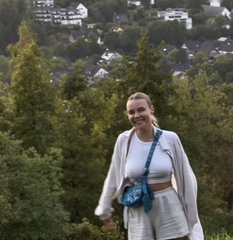 Dagi Bee modelo hd imágenes