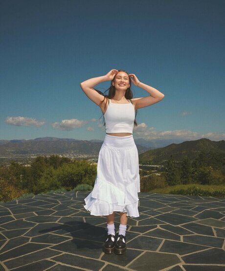 Lola Tung buena actriz imágenes