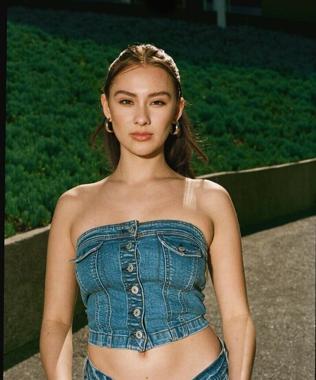 Lola Tung bonita actriz imágenes