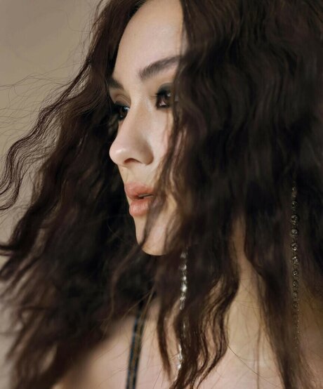 Lola Tung modelo desnuda fotos