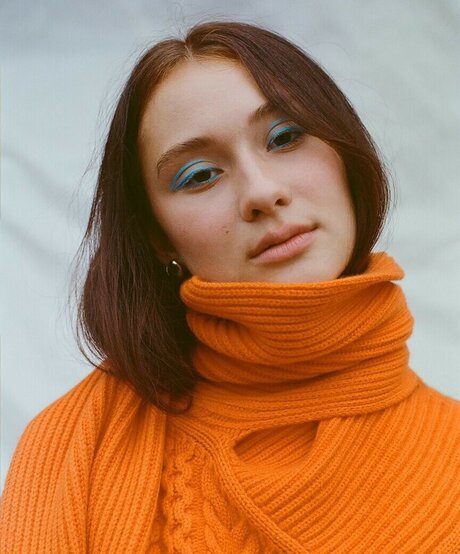 Lola Tung actriz atractiva imagen