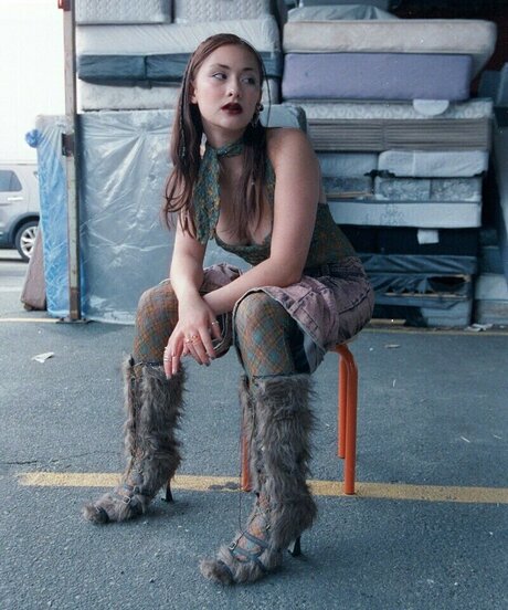 Lola Tung modelo de alta calidad fotos