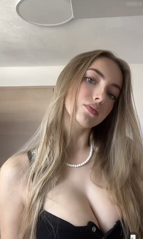 Kim Jule actriz atractiva imágenes