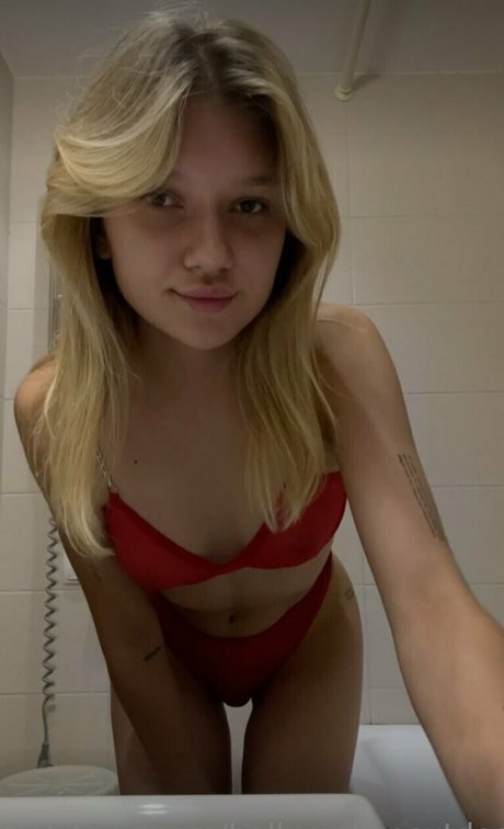 hollymollynextdoor actriz desnuda foto