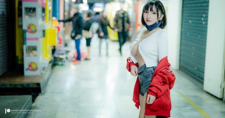 Zell Ching modelo desnuda galería