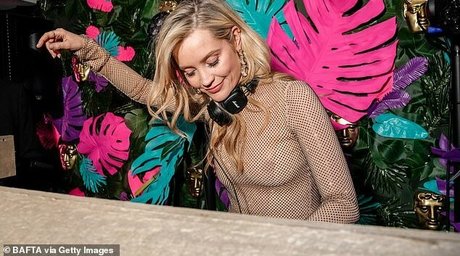 Laura Whitmore estrella porno galerías